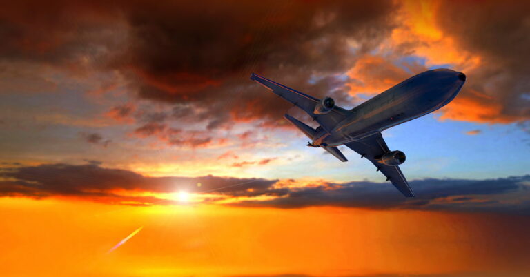 Aviação Sustentável: Financiamento de R$ 4 Bilhões Enfrenta Desafios avião em voo durante o pôr do sol representa o financiamento para aviação verde aprovado pelo CMN