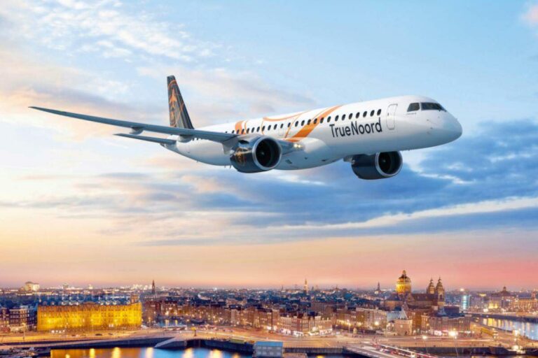 Embraer fecha acordo bilionário e vende 20 jatos E195-E2 para empresa holandesa TrueNoord Imagem do E195-E2 da companhia holandesa TrueNoord