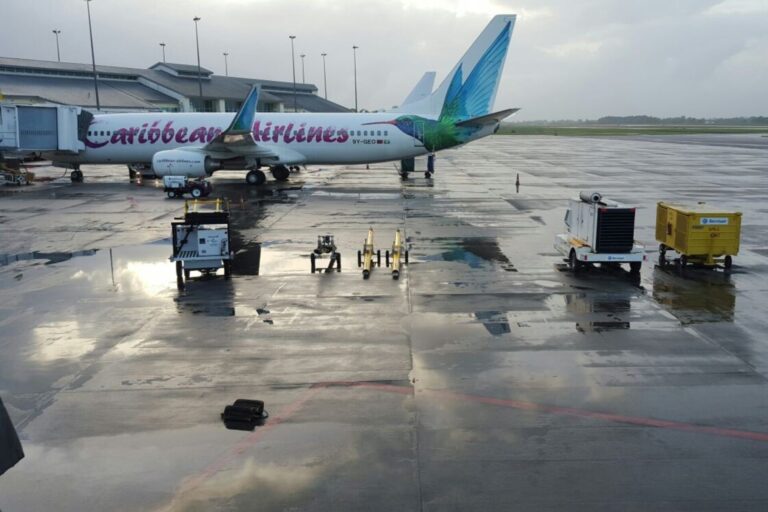 Furacão Melissa Interrompe Voos e Fecha Aeroportos no Caribe