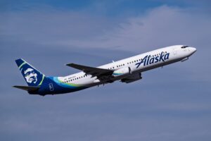 Alaska Airlines Retoma Operações Após Importante Interrupção de Sistemas de TI