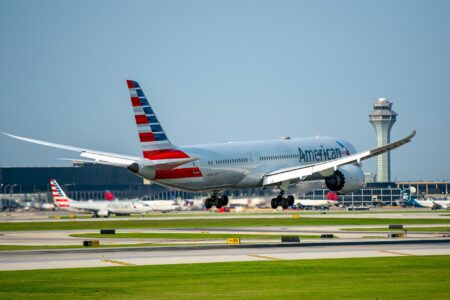 American Airlines Reporta Prejuízo no Último Trimestre, Mas Eleva Projeções de Lucro para 2025
