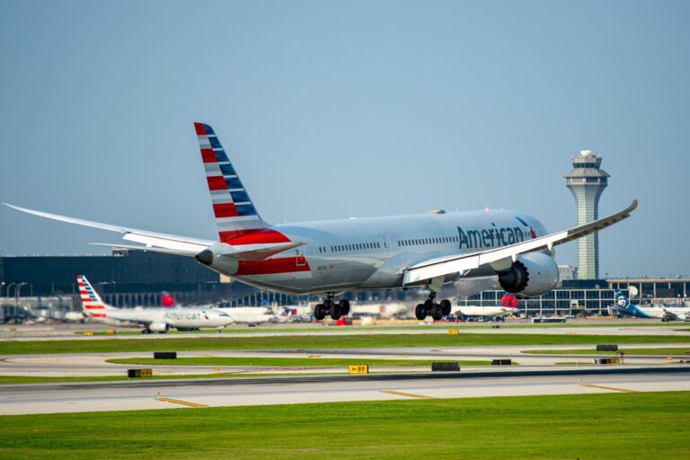 American Airlines Reporta Prejuízo no Último Trimestre, Mas Eleva Projeções de Lucro para 2025