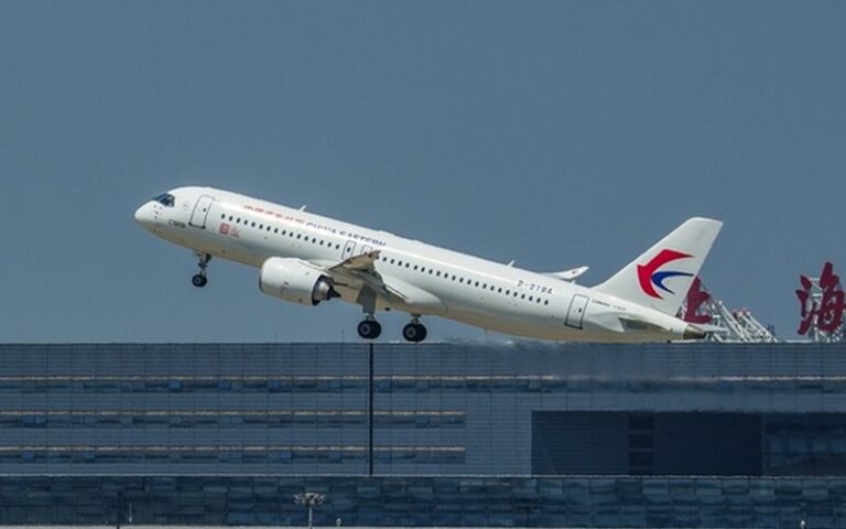 Avião Chinês Aterrissa em Dubai com Olhos no Mercado Global Avião Chinês Aterrissa em Dubai com Olhos no Mercado Global