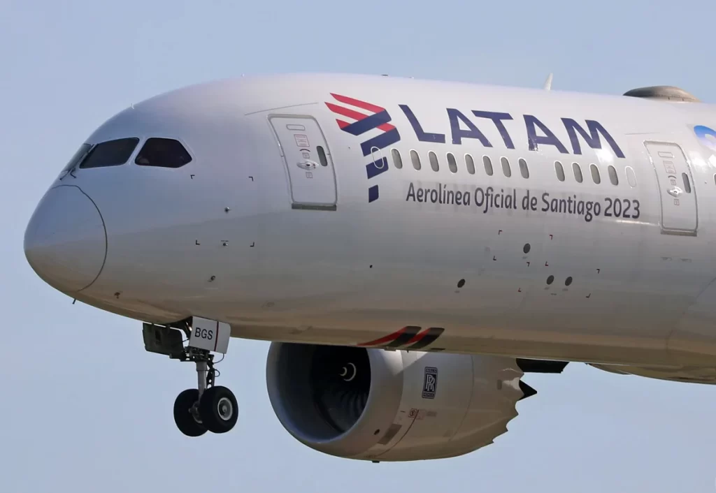 LATAM cria regra que restringe uso do banheiro dianteiro e causa indignação entre passageiros