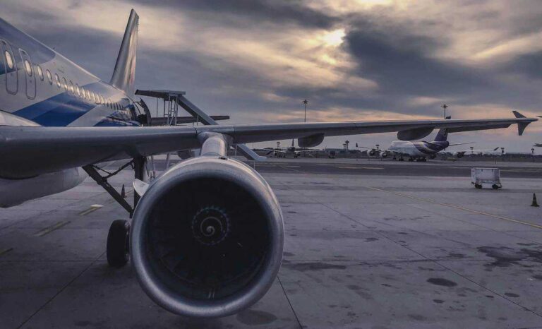 Brasileira Torna-se a Primeira Mulher a Pilotar o Maior Avião Comercial do Mundo Brasileira Torna-se a Primeira Mulher a Pilotar o Maior Avião Comercial do Mundo
