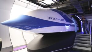China realiza testes com trem de levitação magnética capaz de atingir 1.000 km/h, superando a velocidade de aviões comerciais.