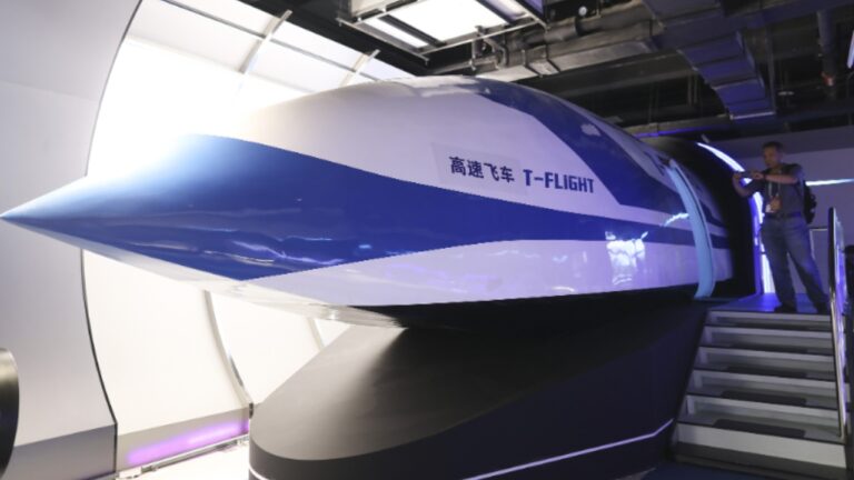 China realiza testes com trem de levitação magnética capaz de atingir 1.000 km/h, superando a velocidade de aviões comerciais. China realiza testes com trem de levitação magnética capaz de atingir 1.000 km/h, superando a velocidade de aviões comerciais.