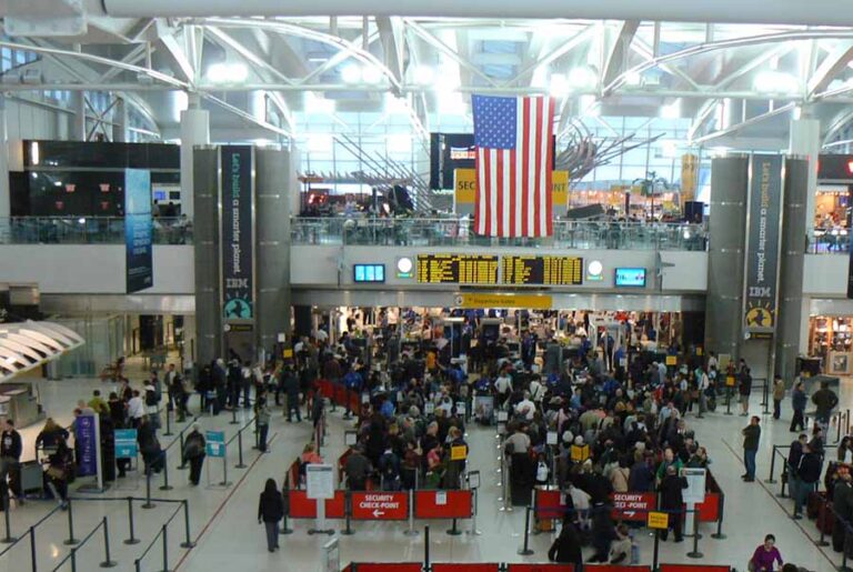 Milhares de Voos Cancelados nos Principais Aeroportos dos EUA em Função da Escassez de Controladores Aéreos