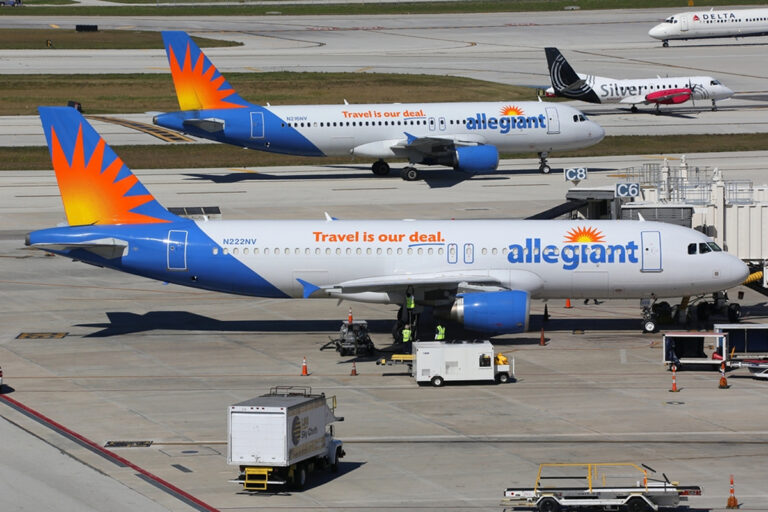 Pilotos da Allegiant Air Realizam Piquete em 22 Aeroportos dos EUA Durante Negociações Contratuais Pilotos da Allegiant Air Realizam Piquete em 22 Aeroportos dos EUA Durante Negociações Contratuais