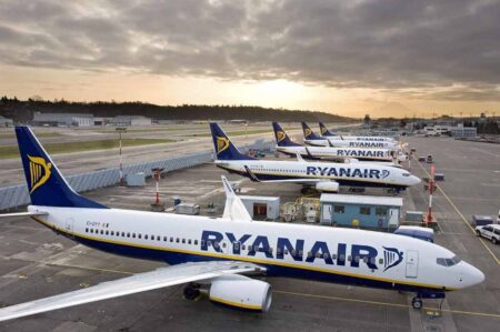 Ryanair registra crescimento de 42% em lucros no semestre fiscal, superando 2,5 bilhões de euros.