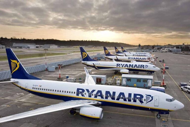 DECO busca suspender a implementação dos cartões de embarque digitais da Ryanair Ryanair registra crescimento de 42% em lucros no semestre fiscal, superando 2,5 bilhões de euros.