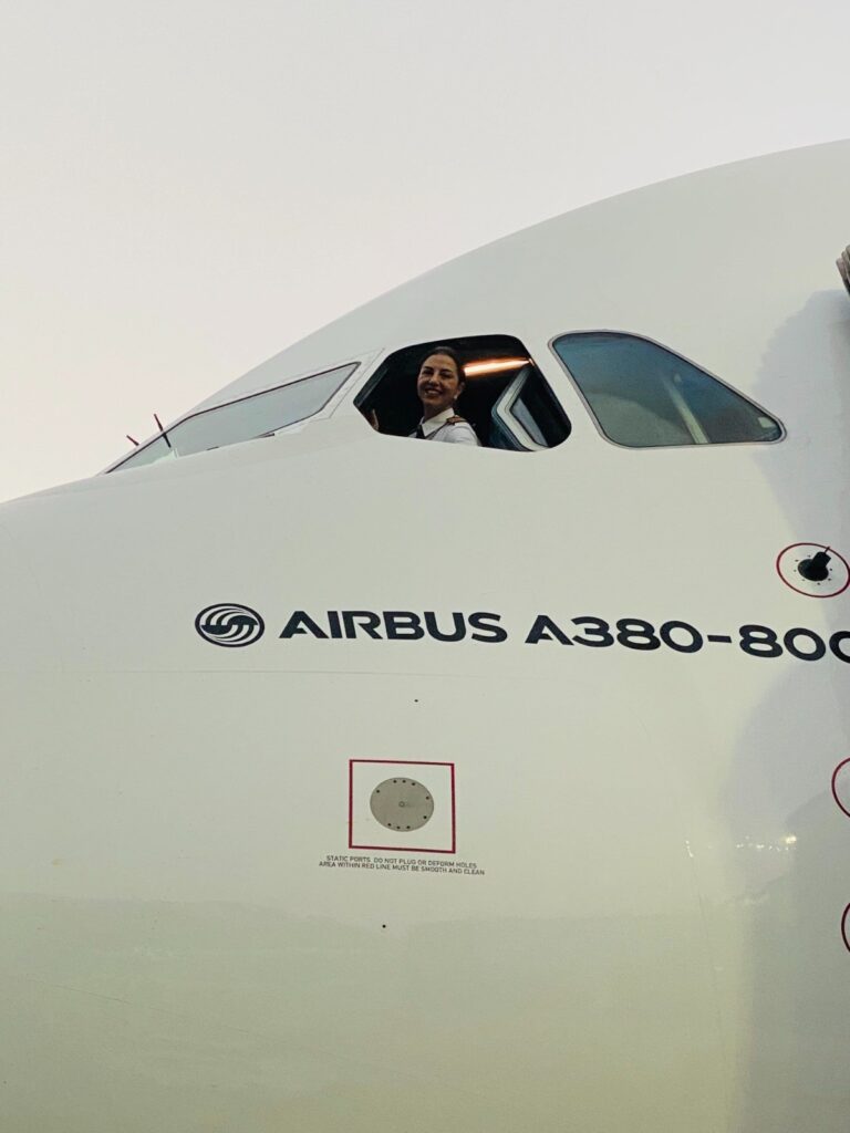 Superando Desafios: A Primeira Comandante Brasileira do Maior Avião Comercial do Mundo Compartilha sua Inspiração - G1