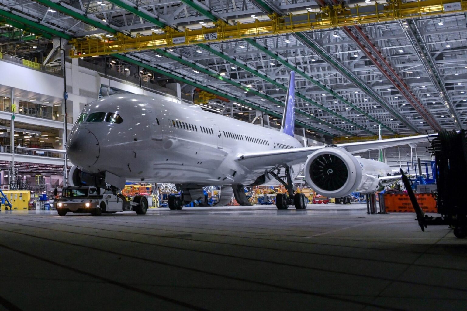 Reescreva o título de forma atraente e profissional, mantendo o mesmo sentido: Terceiro Boeing 787 da Riyadh Air sai da linha de produção