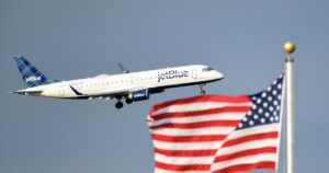 Avião Comercial Redireciona Trajetória para Evitar Colisão com Aeronave Militar dos EUA Próxima à Venezuela