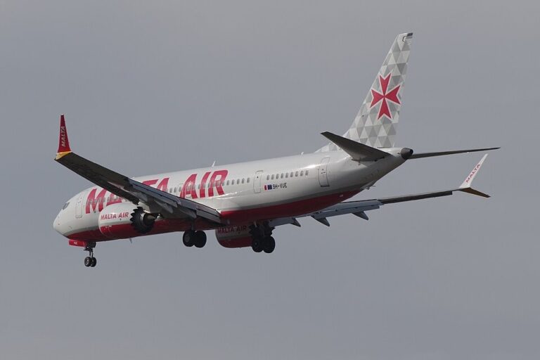 Incidente Durante o Voo: Motor do 737 MAX Desligado a Caminho de Milão Após Soltura do Visor Solar da Cabine