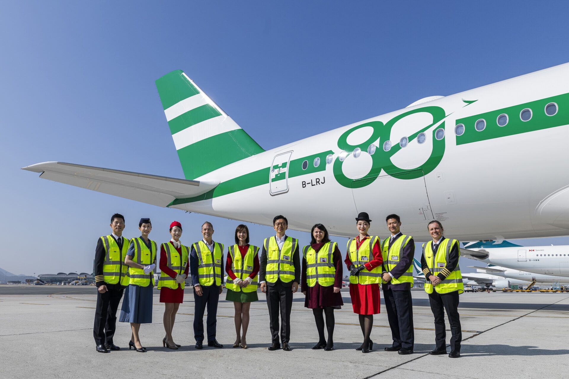 Cathay Celebra 80 Anos com Estilo: Pintura Retrô e Uniformes Vintage