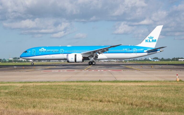 KLM Anuncia Cancelamento de 600 Voos Devido à Escassez de Fluido de Degelo