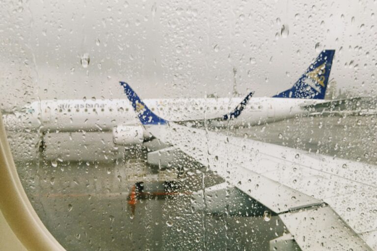 Os Riscos de um Avião Atravessar uma Tempestade: Entenda a Segurança Aérea em Ação