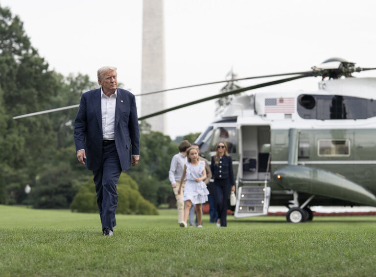 Trump determina a reabertura do espaço aéreo comercial venezuelano.