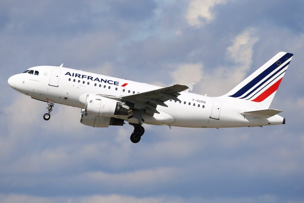 Antiga Air France A318 F-GUGQ