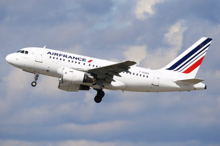 Antiga Air France A318 F-GUGQ
