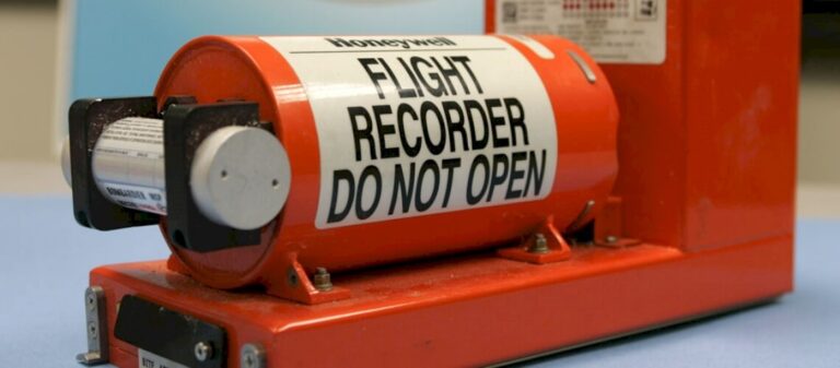 FAA conclui regulamentação para gravadores de voz de cabine com duração de 25 horas