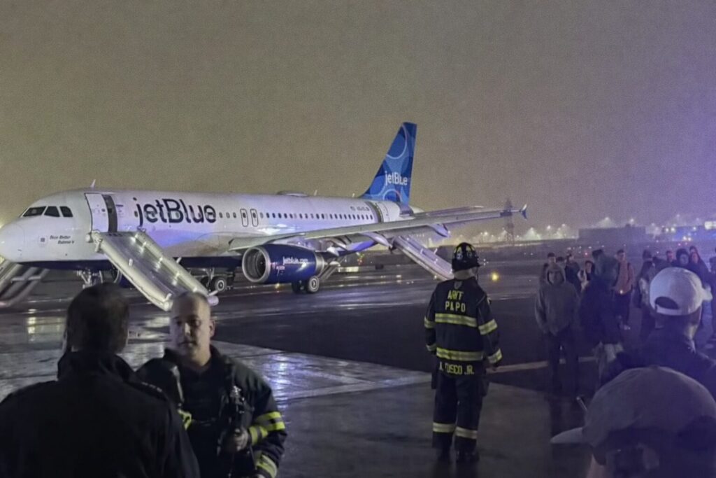 JetBlue Retorna a Newark em Razão de Falha de Motor e Relato de Fumaça