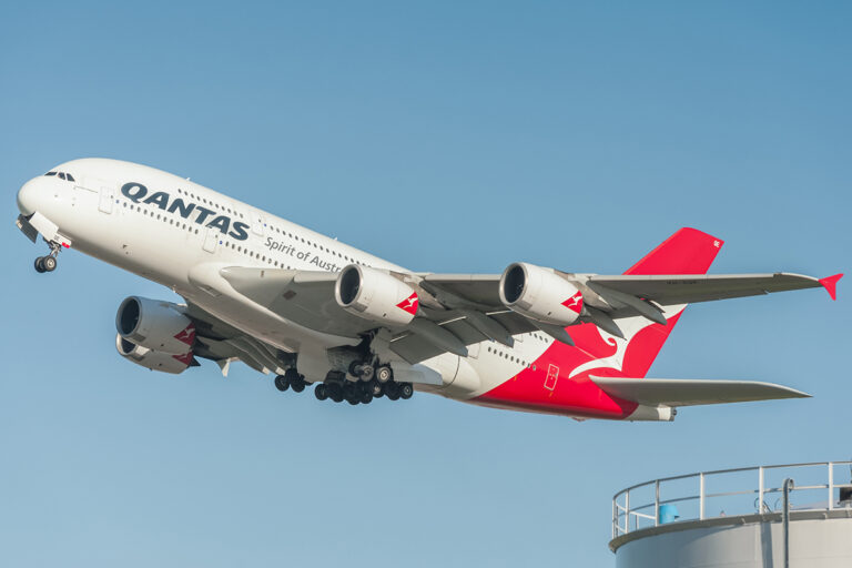 Os Motivos por trás do Investimento de R$ 8 Milhões de Bad Bunny no Aluguel do Maior Avião do Mundo para sua Viagem do Brasil à Austrália Por que Bad Bunny gastou R$ 8 milhões para alugar maior avião do mundo e voar do Brasil até a Austrália?