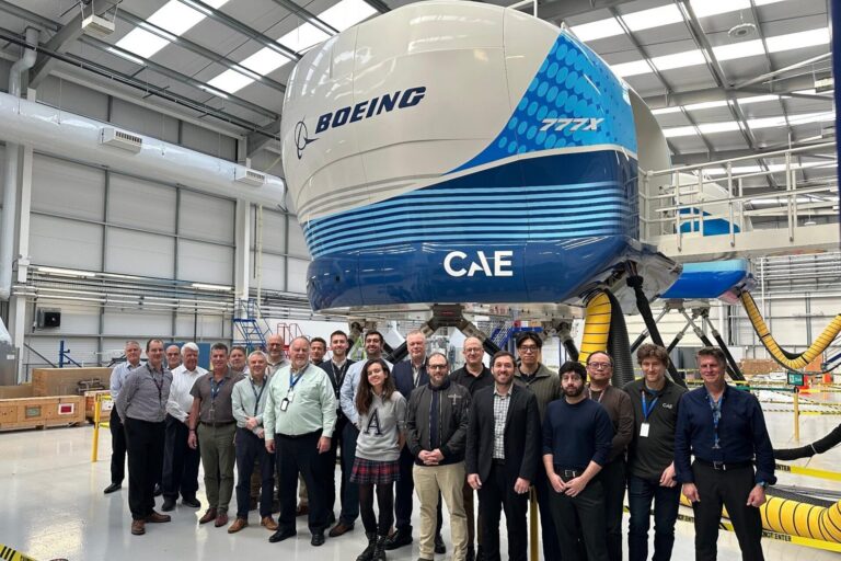 Simuladores de Voo Boeing 777X Recebem Certificação da FAA e EASA Simuladores de Voo Boeing 777X Recebem Certificação da FAA e EASA