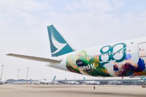 Cathay Pacific Apresenta Deslumbrante Nova Pintura Comemorativa do Boeing 777 para Aniversário