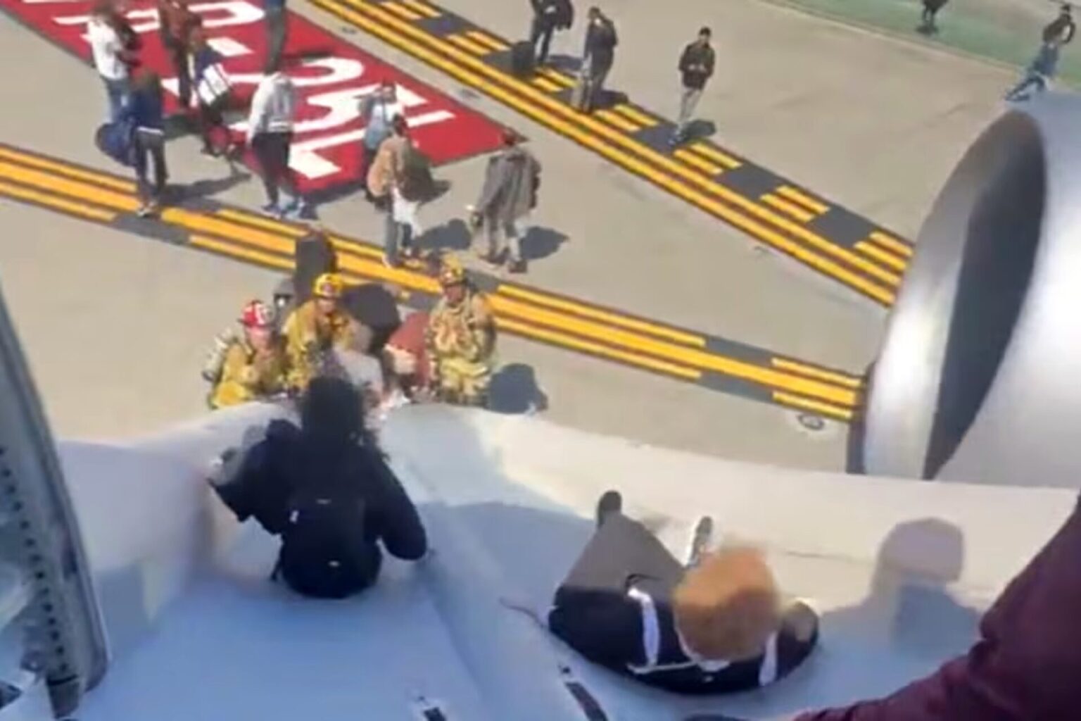 Evacuação de Aeronave United 787 em LAX Após Relato de Incêndio no Motor