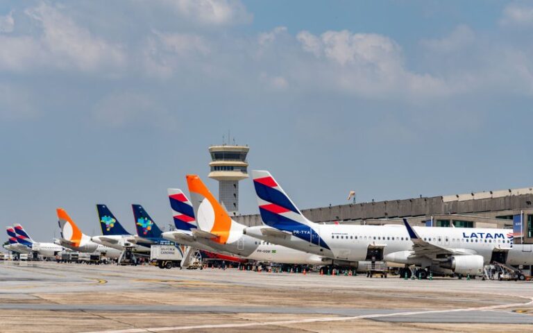 Governo Avalia Redução de Impostos para Mitigar Aumento do Preço do Combustível de Aviação