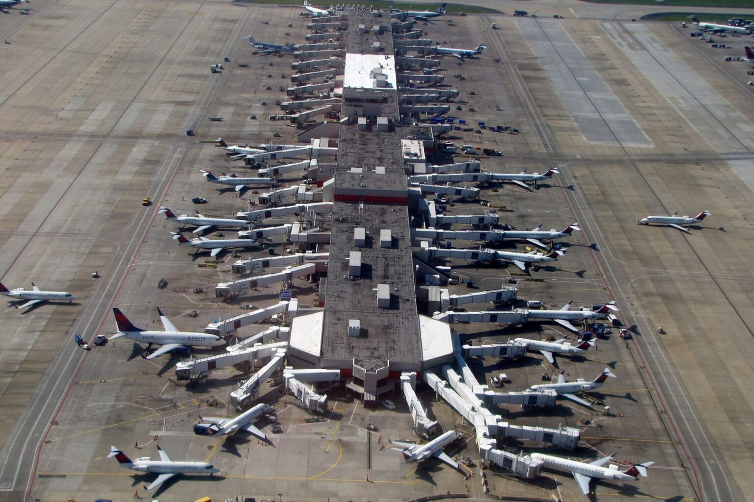 Interrupções nos Aeroportos dos EUA: FAA Emite Alerta sobre Tempestades Severas