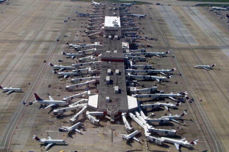 Interrupções nos Aeroportos dos EUA: FAA Emite Alerta sobre Tempestades Severas
