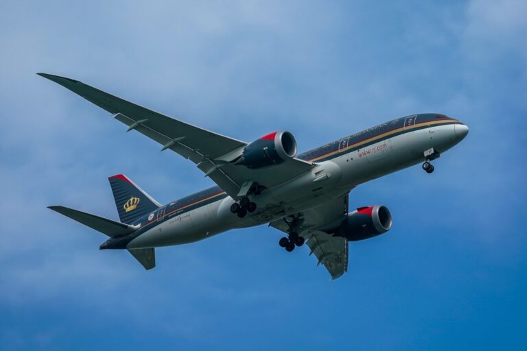 Mais de 17.500 cidadãos dos EUA são evacuados do Oriente Médio em operações de resgate aéreo